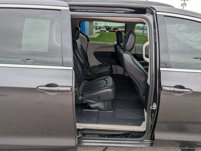 Used 2022 Chrysler Pacifica Touring-L FWD image 5