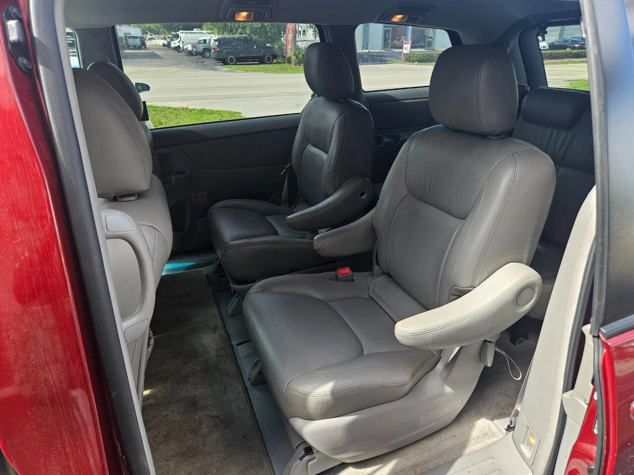 Used 2010 Toyota Sienna LE image 18