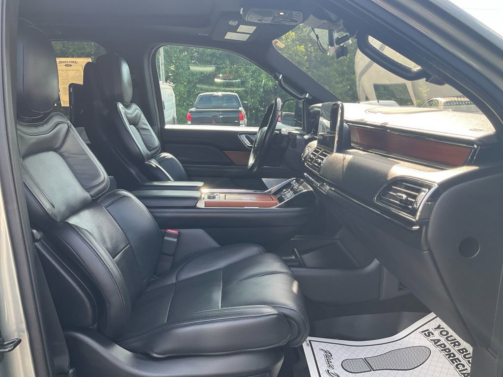 Used 2019 Lincoln Navigator Reserve AWD/4WD image 12