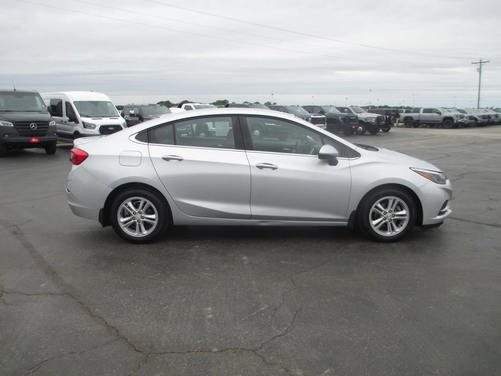 Used 2018 Chevrolet Cruze LT w/ Convenience Package FWD image 5