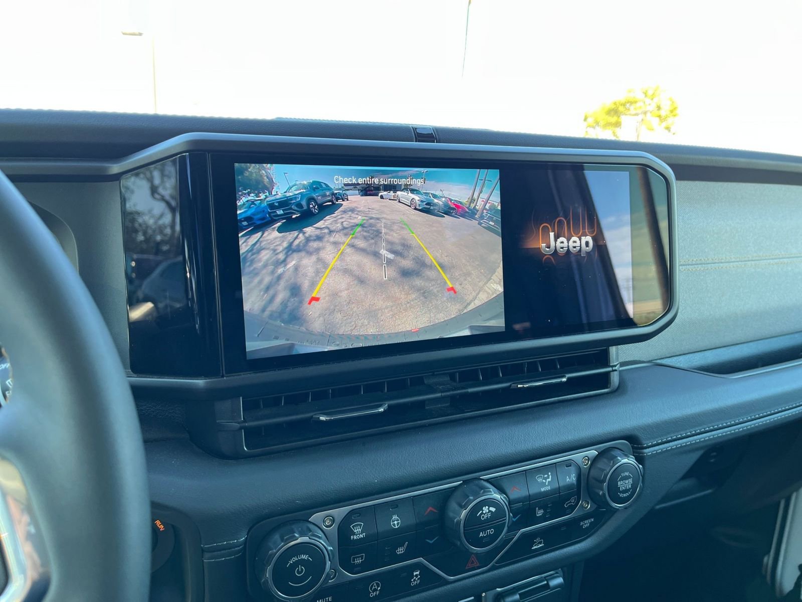 Used 2025 Jeep Wrangler Sahara image 17