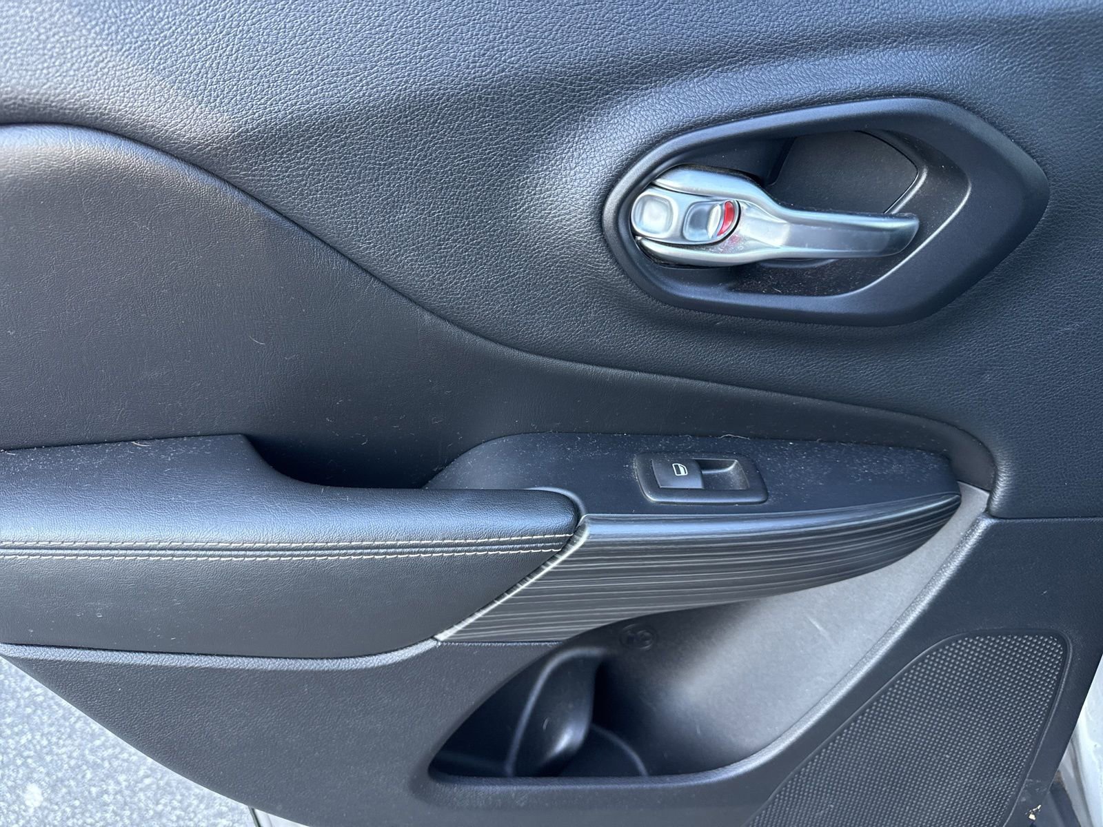 Used 2016 Jeep Cherokee Limited image 12