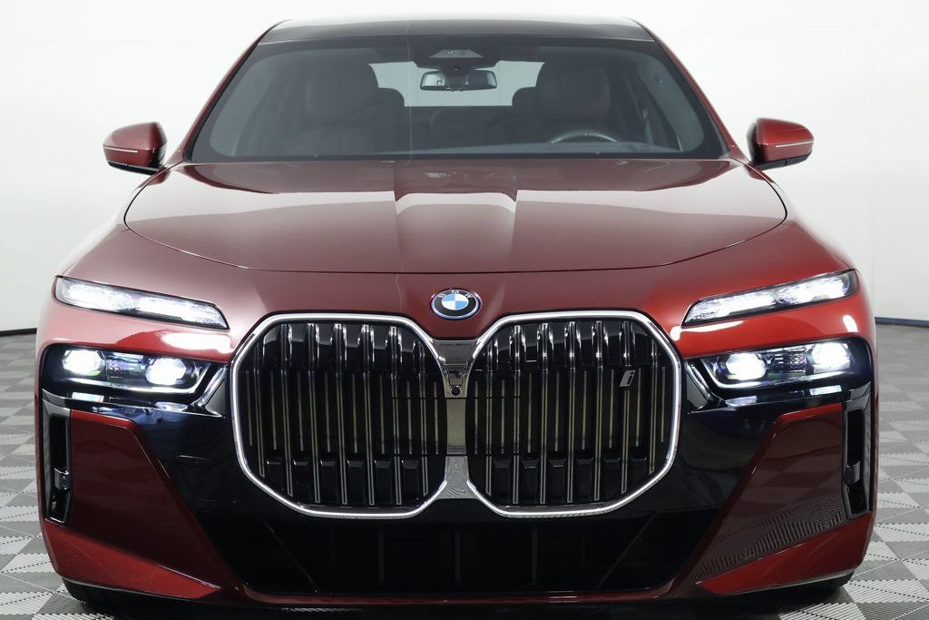 Used 2023 BMW i7 xDrive60 w/ Parking Assistance Package AWD/4WD image 2