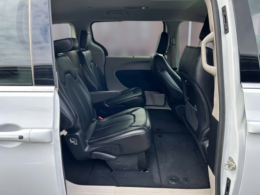 Used 2024 Chrysler Pacifica Touring-L image 16