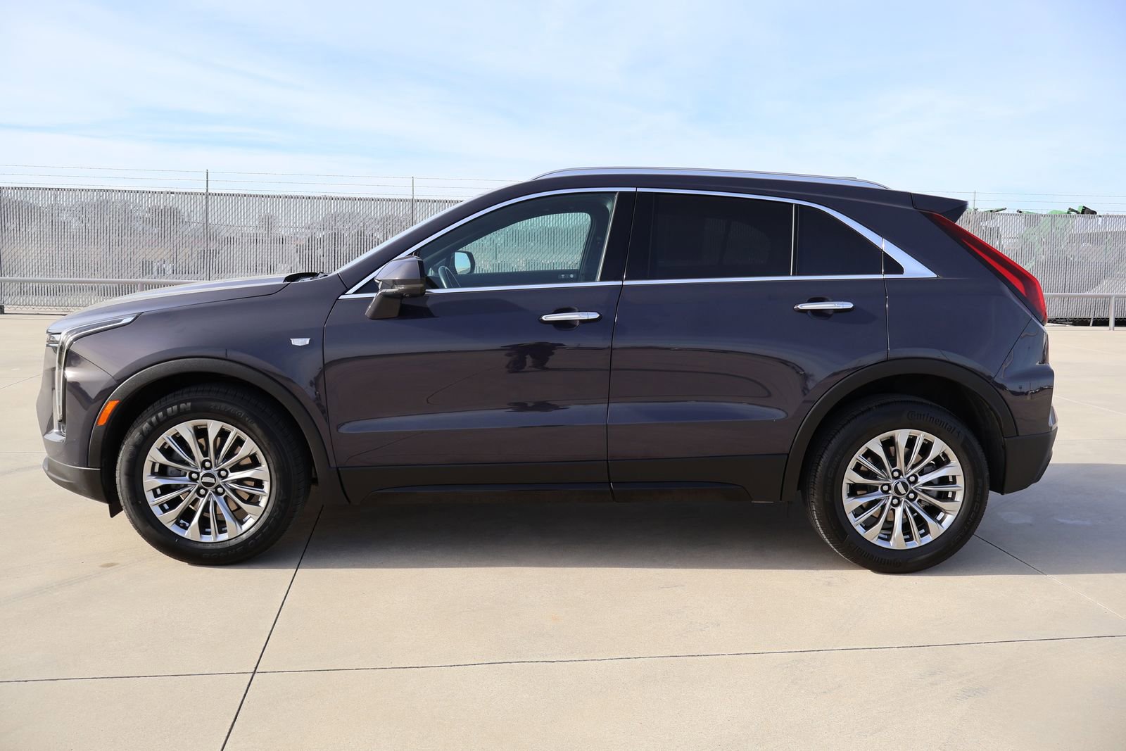 Used 2025 Cadillac XT4 Premium Luxury FWD image 2