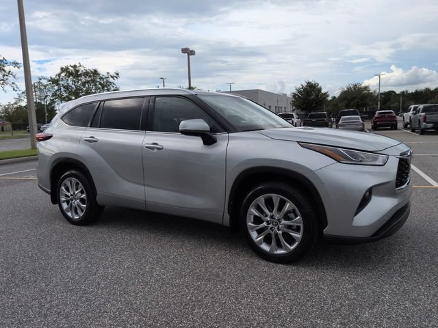 Used 2024 Toyota Highlander Limited FWD image 2