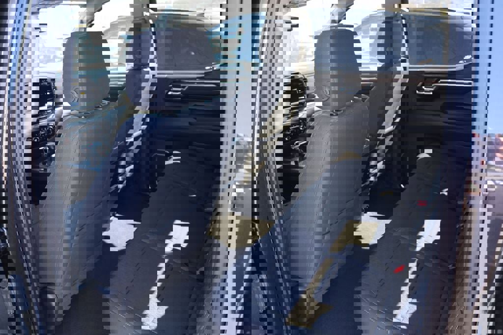 Used 2023 Chevrolet Silverado 1500 LT w/ Convenience Package II AWD/4WD image 10