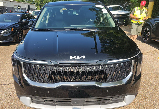 Certified 2025 Kia Carnival FWD image 2