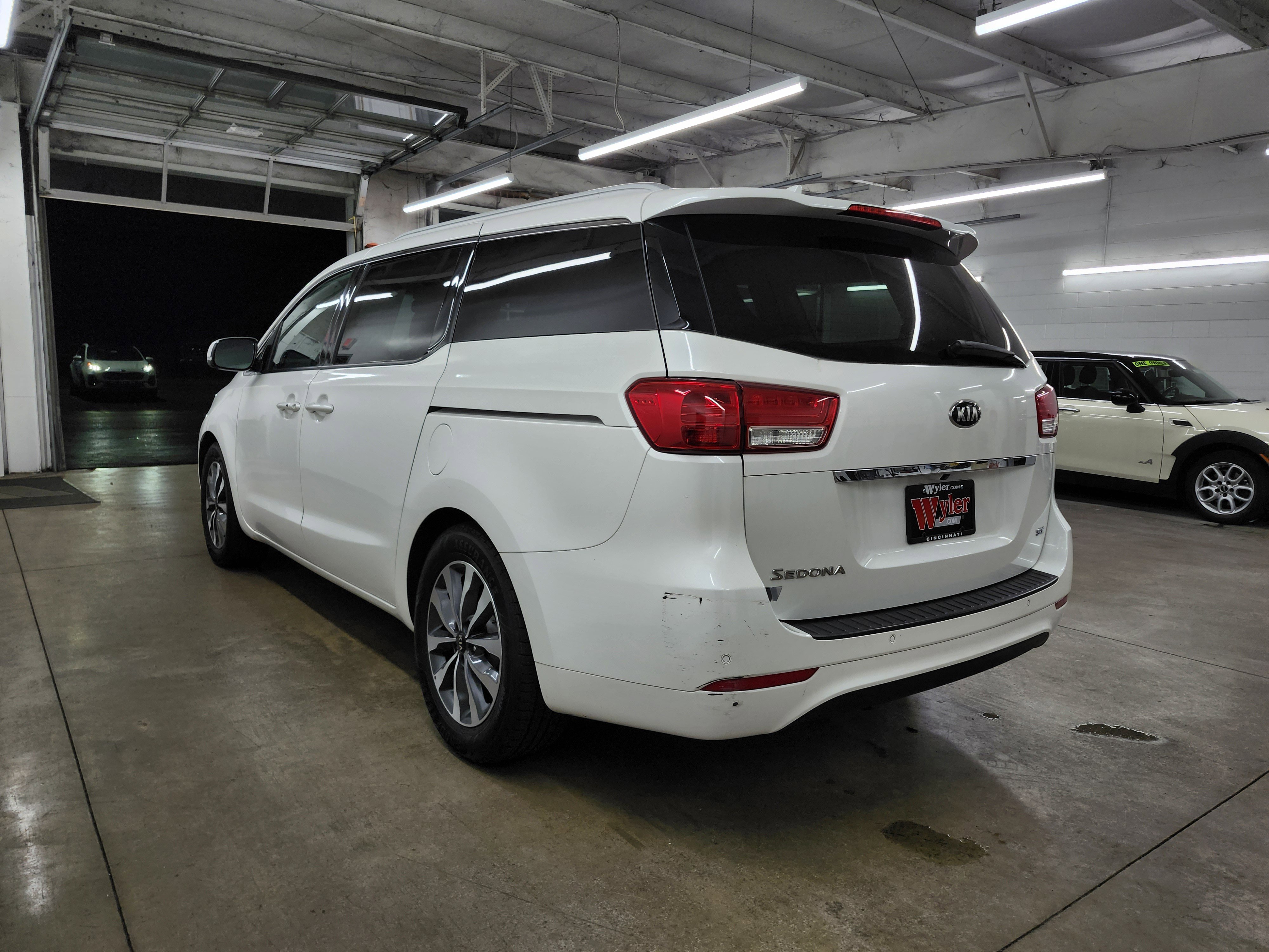 Used 2015 Kia Sedona SX image 31