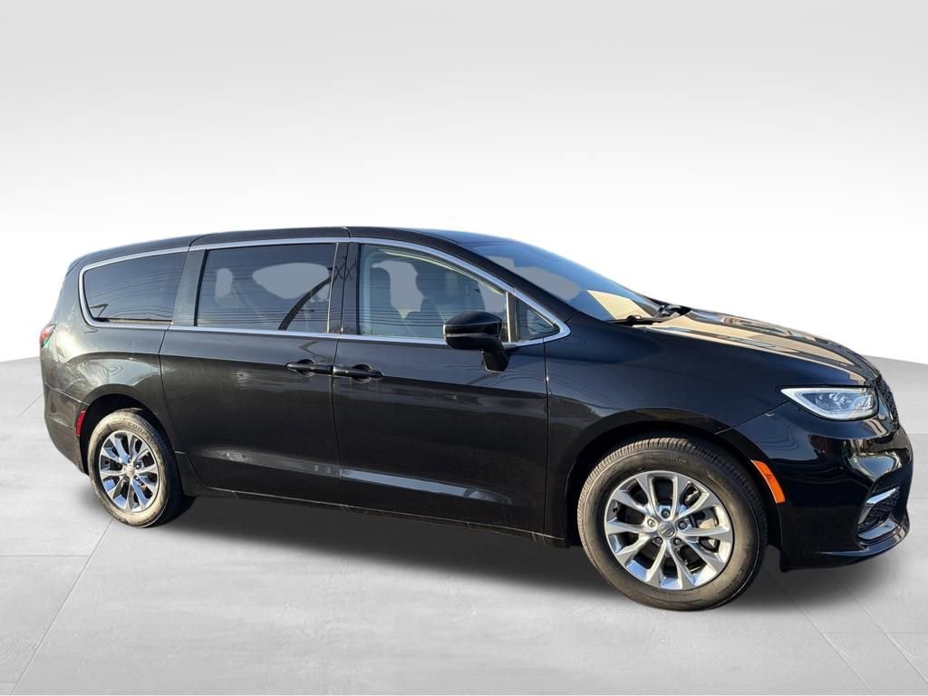 Used 2023 Chrysler Pacifica Touring-L image 2