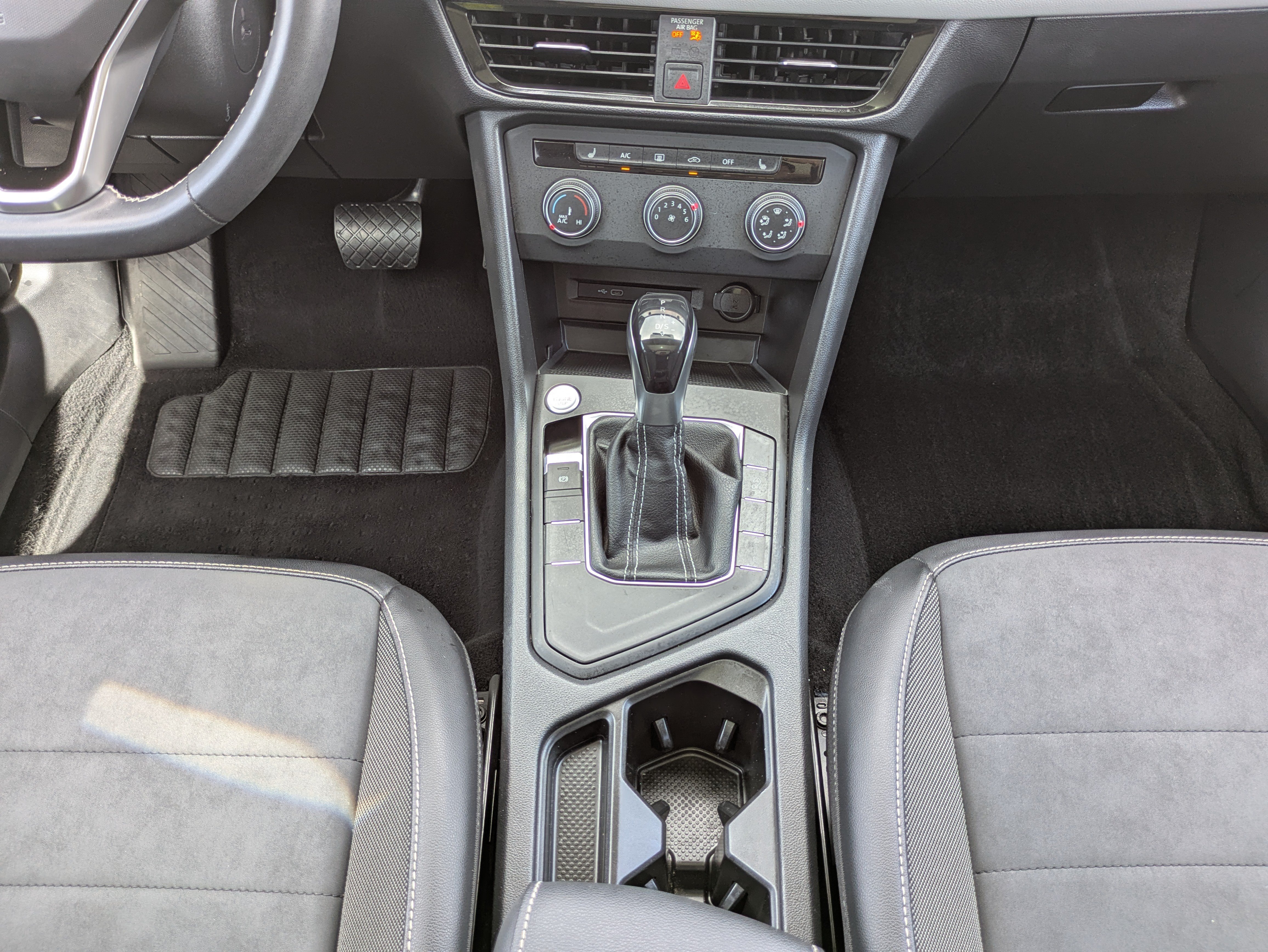 Used 2022 Volkswagen Taos SE w/ Panoramic Sunroof Package FWD image 19