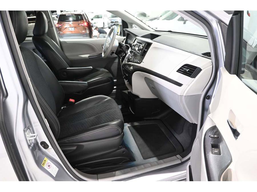 Used 2013 Toyota Sienna SE image 15