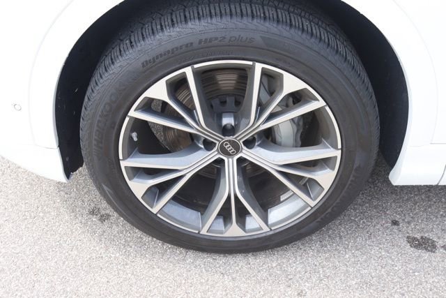 Used 2024 Audi Q8 Premium image 12