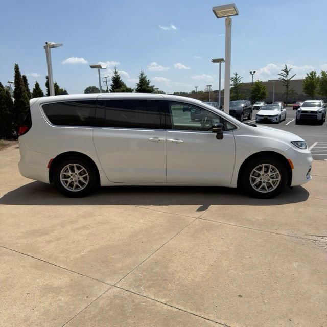 Used 2024 Chrysler Pacifica Touring-L FWD image 6