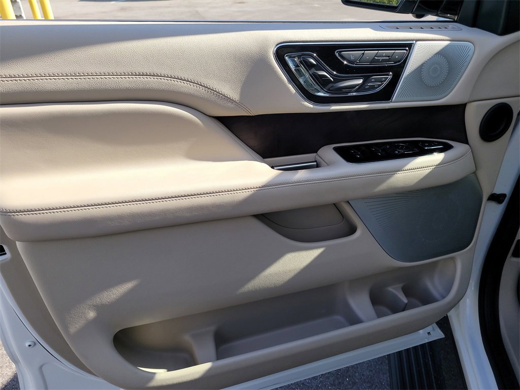 Used 2021 Lincoln Navigator Reserve image 16
