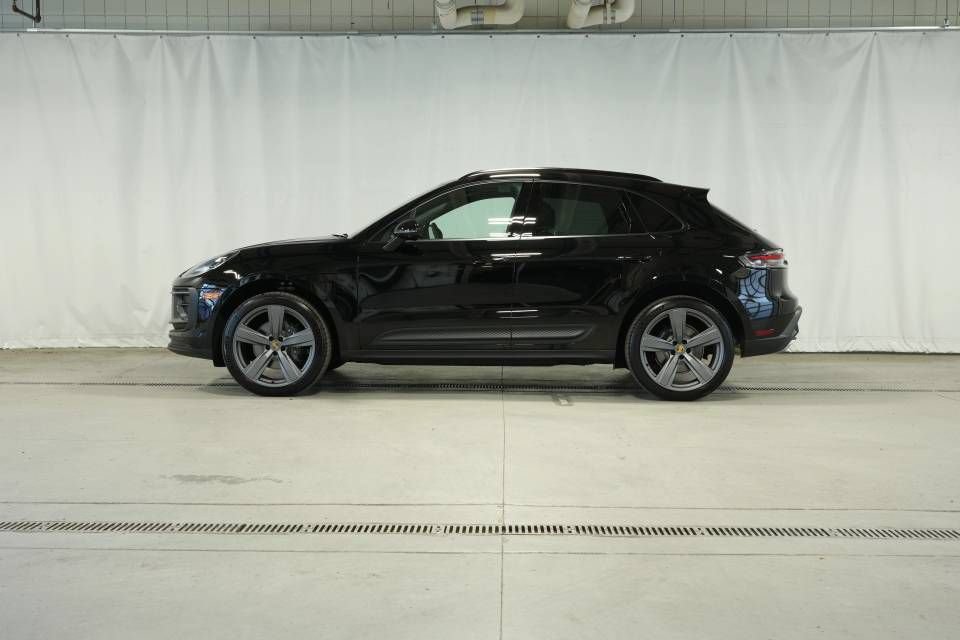 Certified 2026 Porsche Macan AWD/4WD image 2