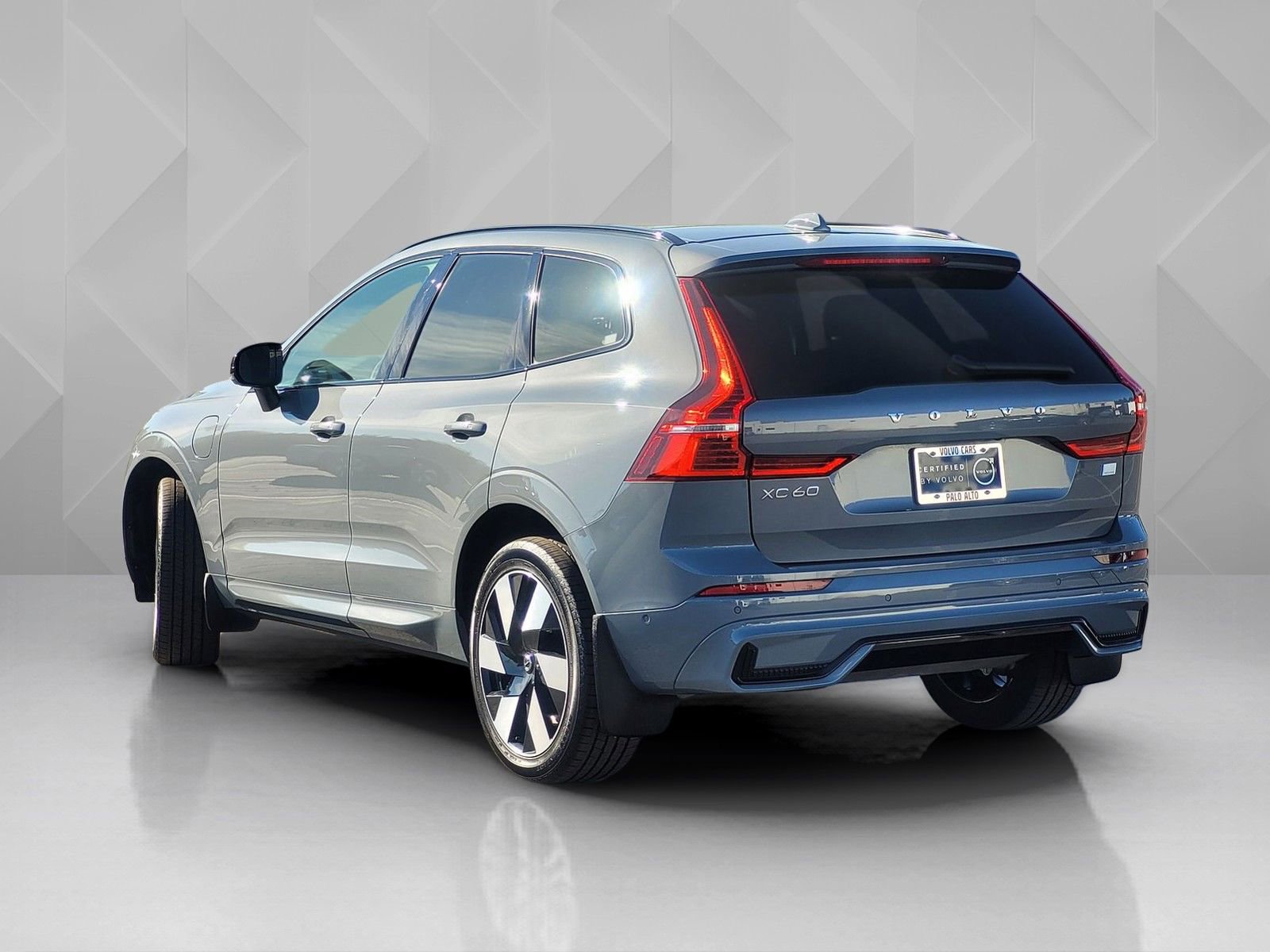 Used 2024 Volvo XC60 T8 Plus w/ Climate Package image 4