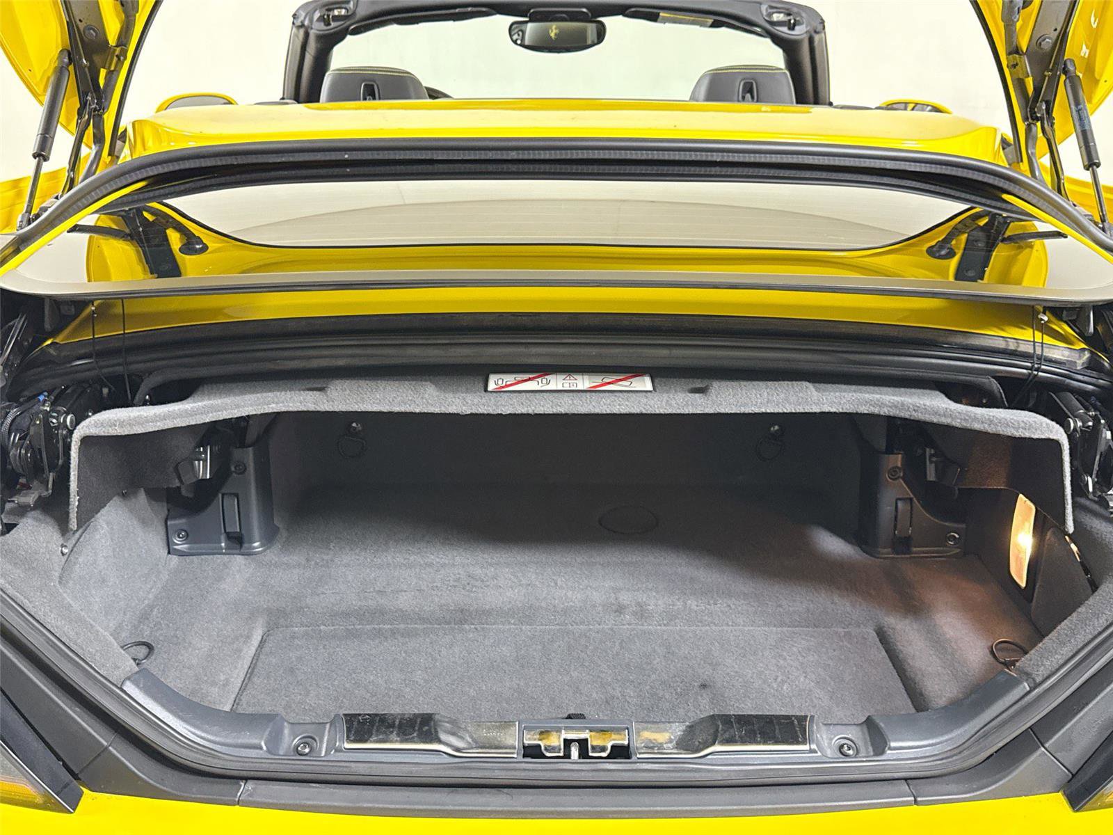 Used 2014 Ferrari California image 25