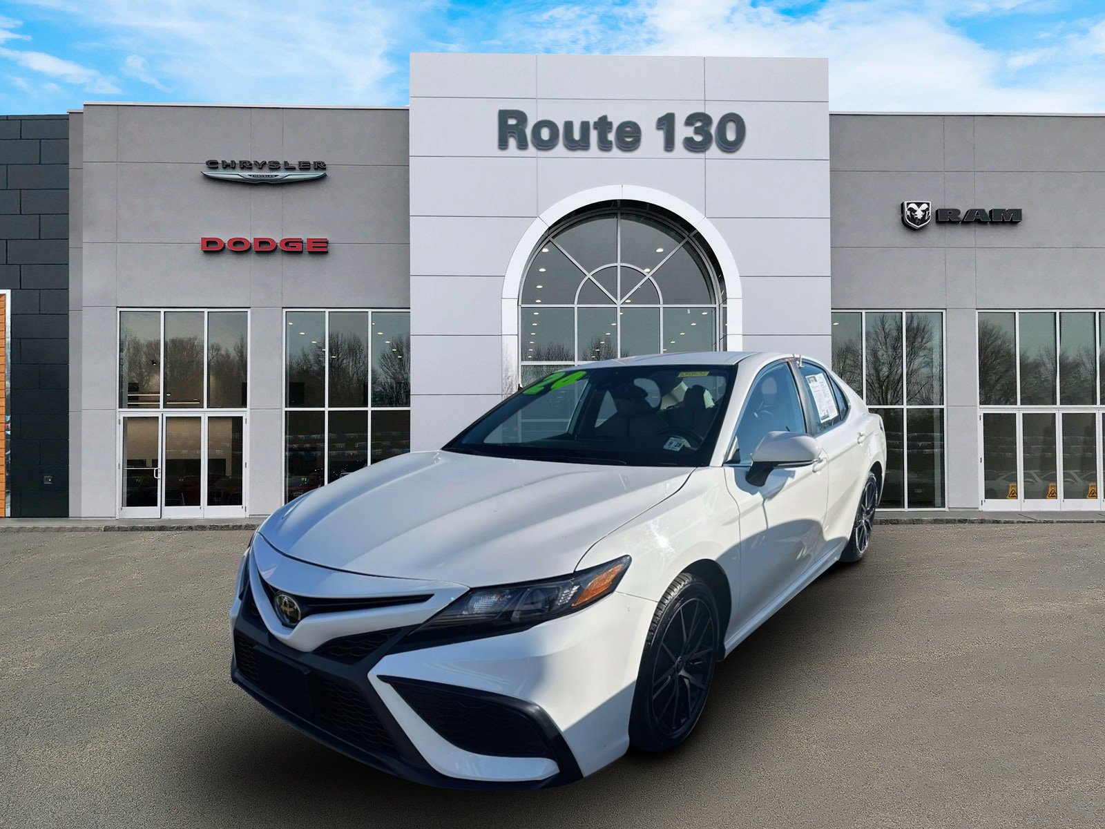 Used 2024 Toyota Camry SE FWD image 2