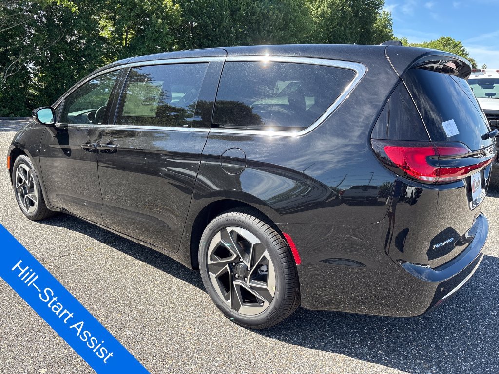 New 2027 Chrysler Pacifica Limited FWD image 32