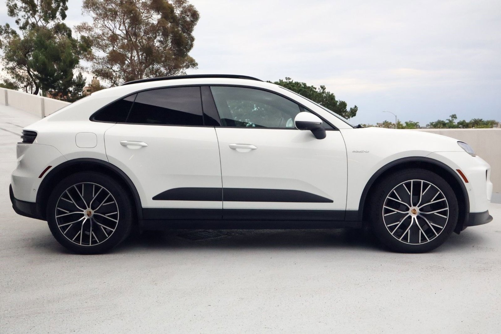 Certified 2024 Porsche Macan 4 Electric image 8