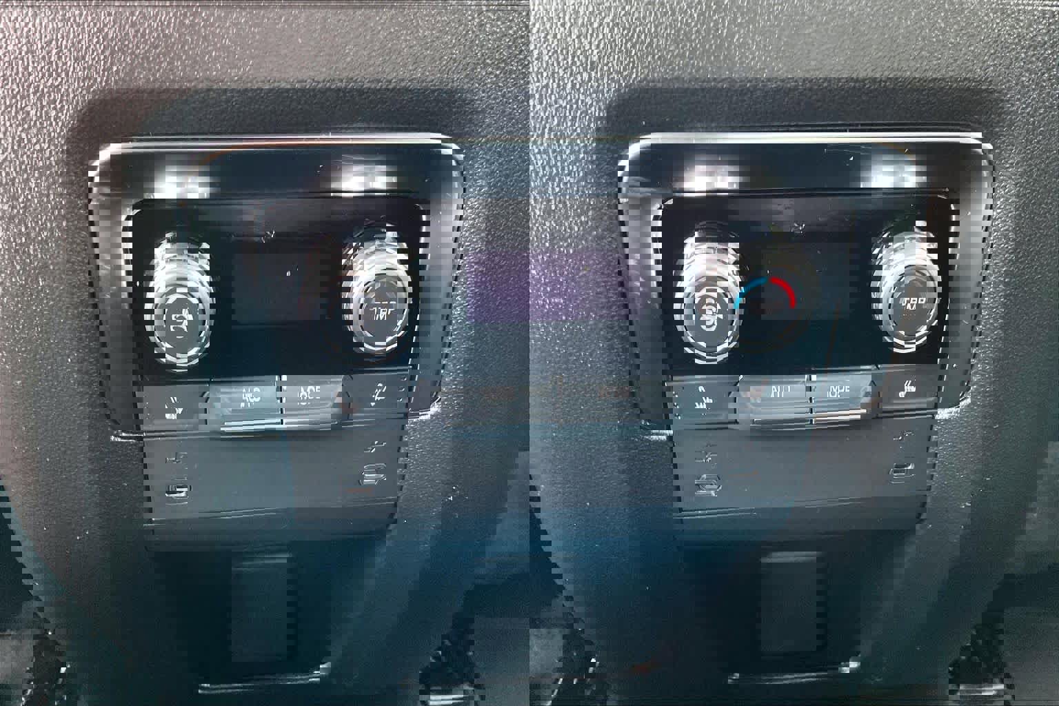 Used 2025 GMC Yukon AT4 w/ AT4 Premium Package image 29