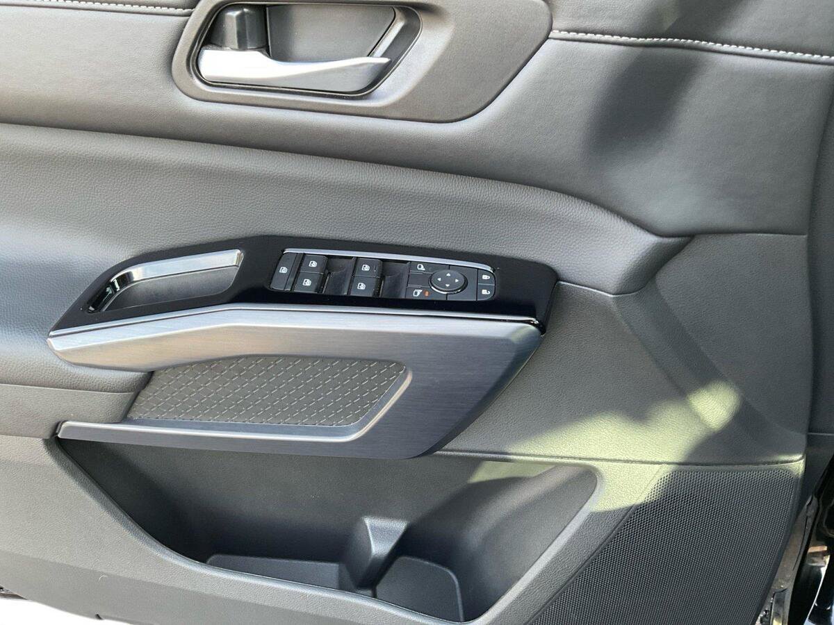 Used 2025 Nissan Pathfinder SL AWD/4WD image 16