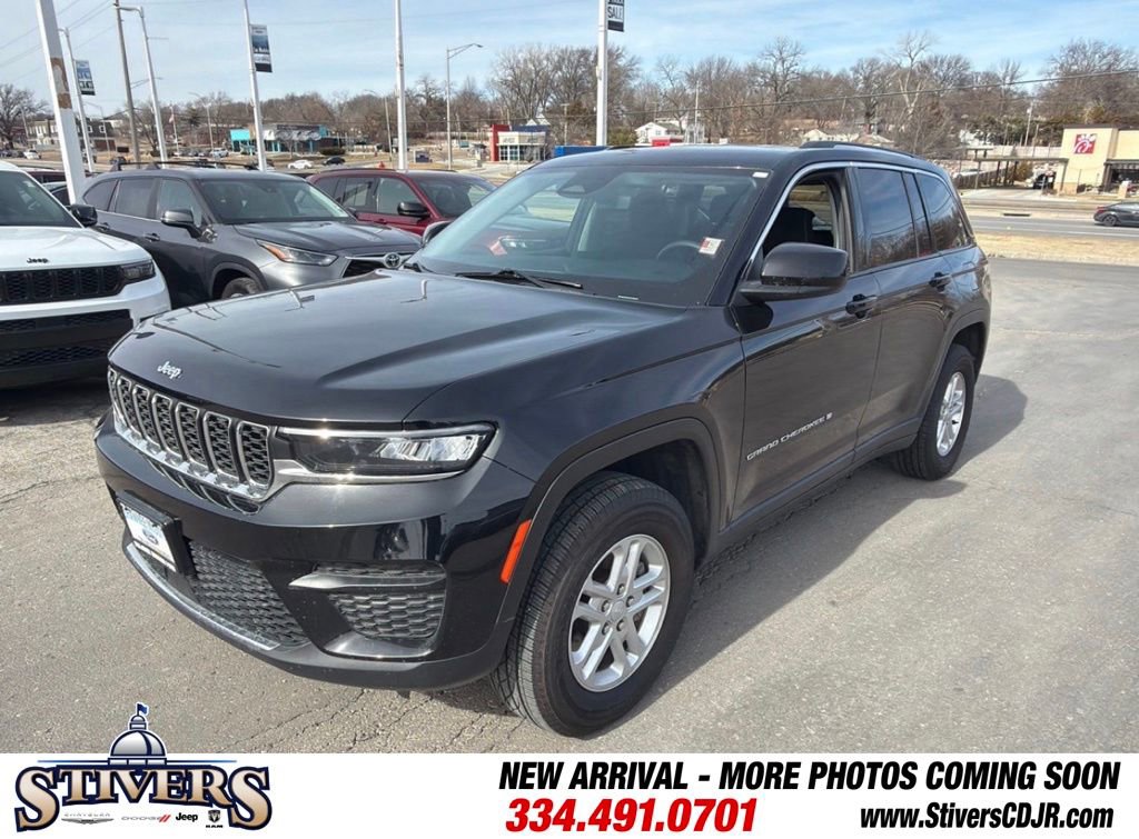 Used 2023 Jeep Grand Cherokee Laredo image 2