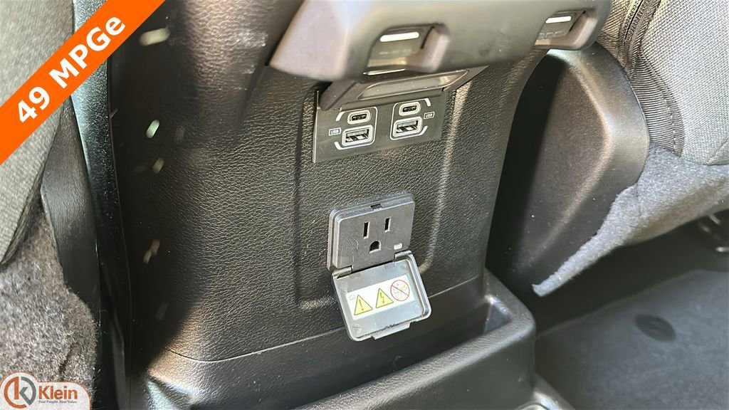 Used 2025 Jeep Wrangler Sahara image 28