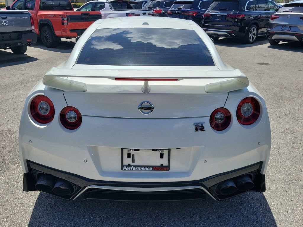 Used 2021 Nissan GT-R Premium image 7