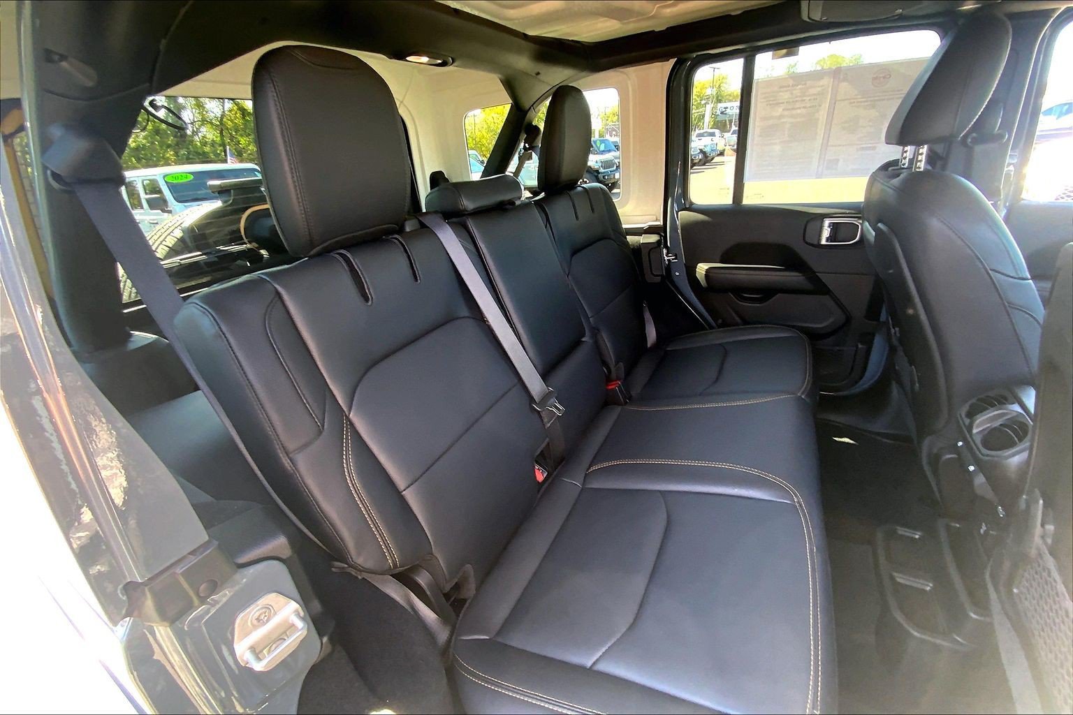 Used 2024 Jeep Wrangler Unlimited Sahara w/ Technology Group AWD/4WD image 19