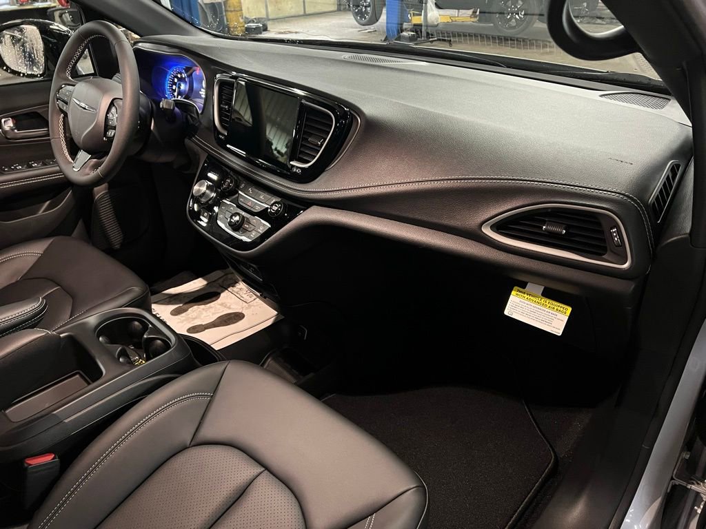 New 2026 Chrysler Pacifica Select w/ S Appearance Package FWD image 9