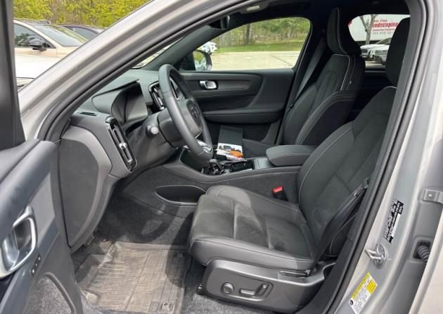 Used 2024 Volvo XC40 B5 Plus AWD/4WD image 5