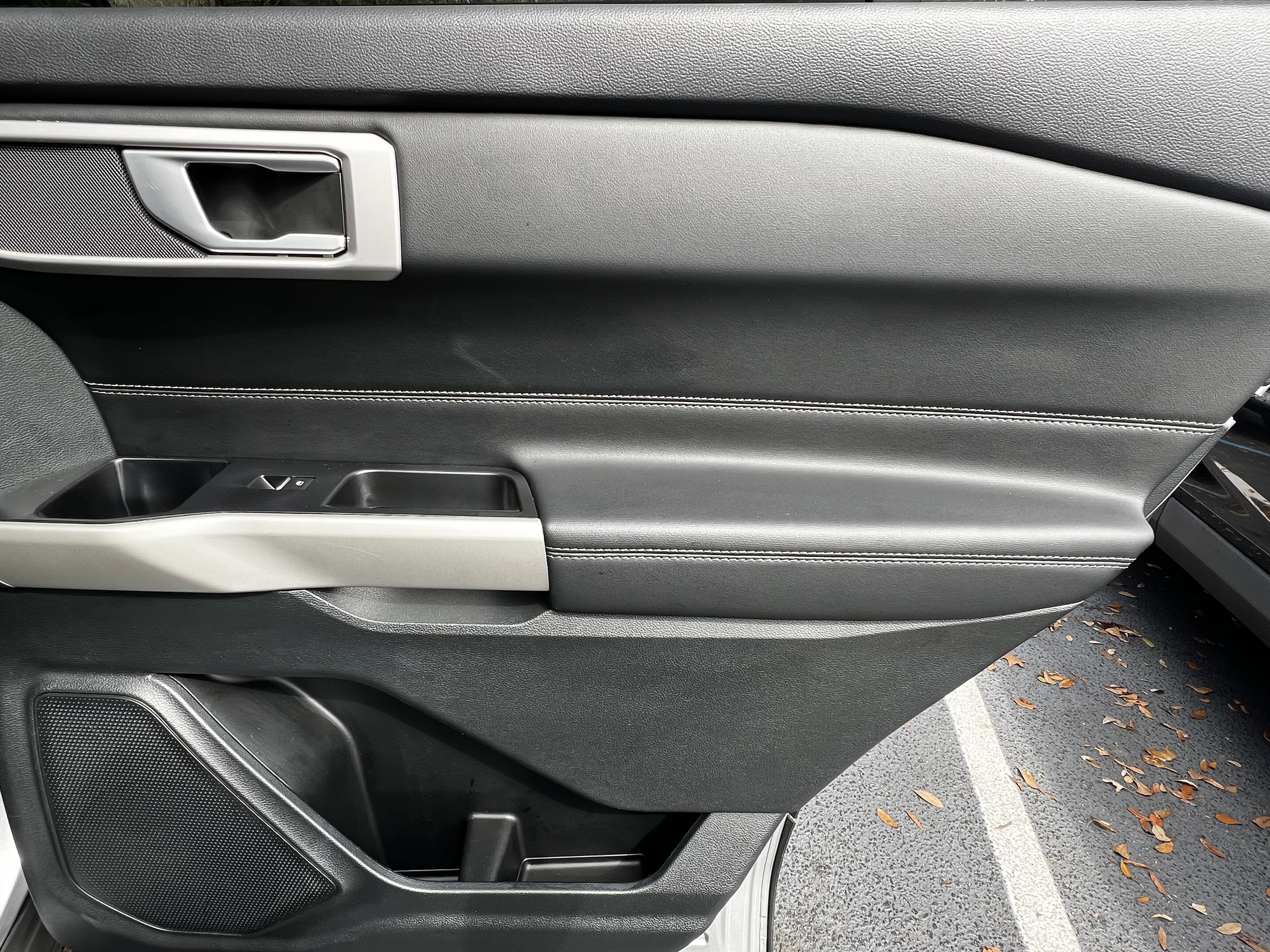 Used 2023 Ford Explorer XLT image 38