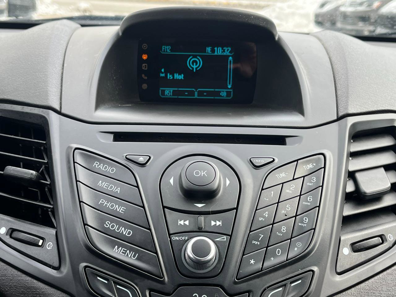 Used 2015 Ford Fiesta SE image 24