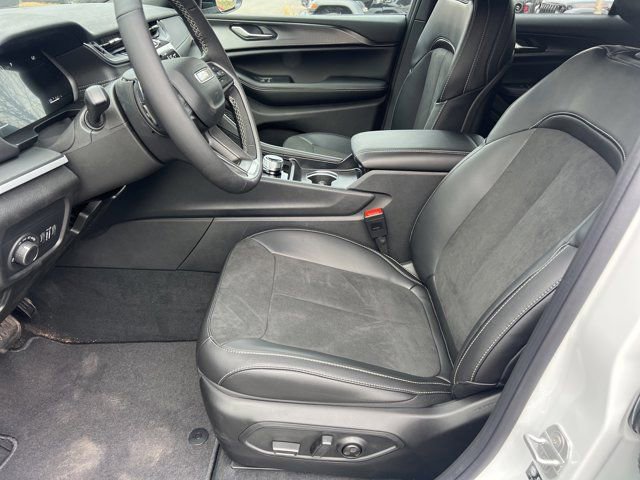 New 2025 Jeep Grand Cherokee Altitude image 9