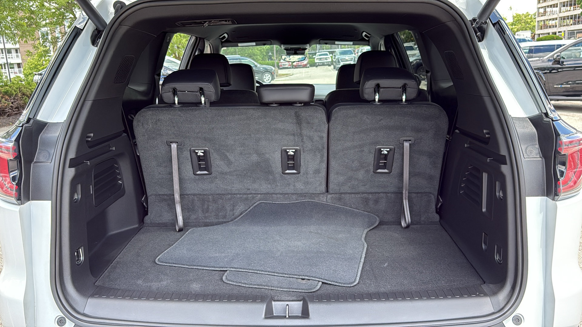 Used 2026 GMC Acadia Elevation w/ Elevation Premium Package FWD image 32