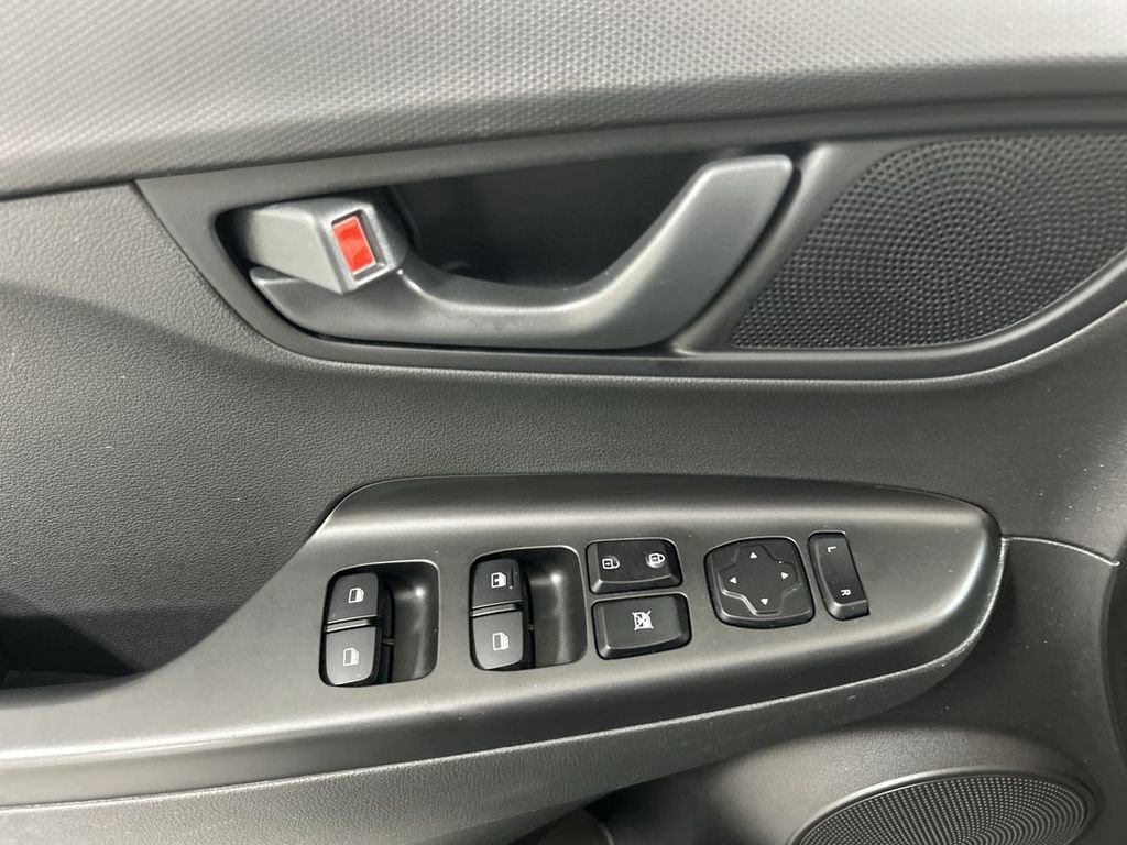 Used 2021 Hyundai Kona SE image 11