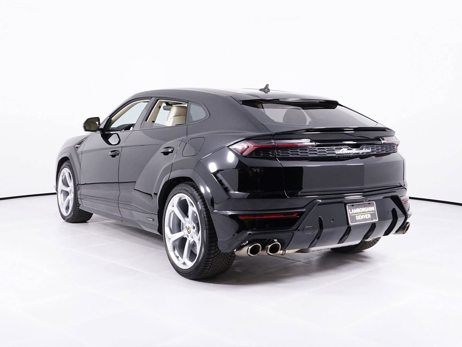 Used 2026 Lamborghini Urus SE AWD/4WD image 3