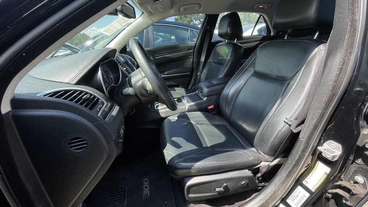 Used 2017 Chrysler 300 Limited RWD image 10