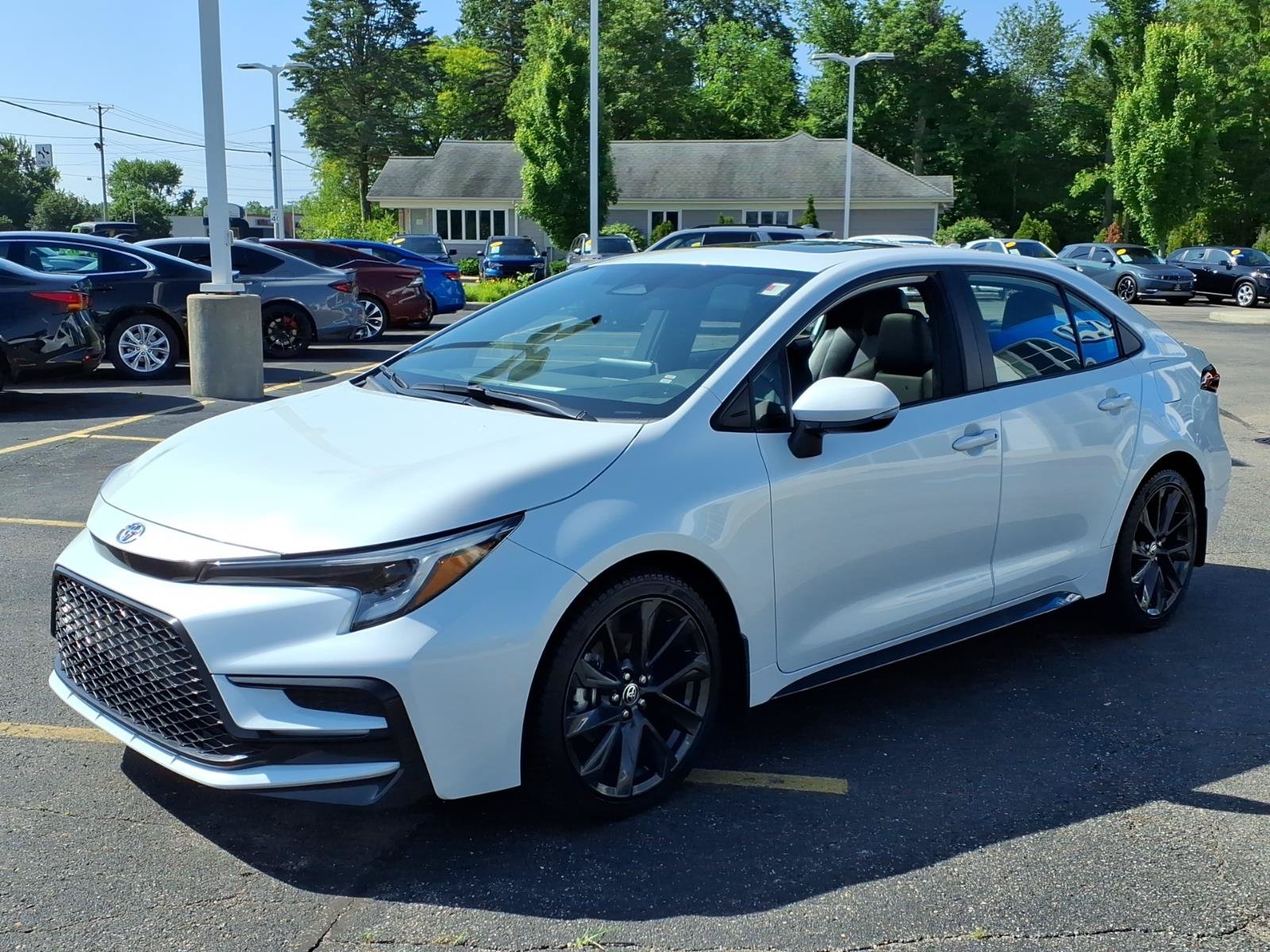 Used 2023 Toyota Corolla XSE FWD image 3