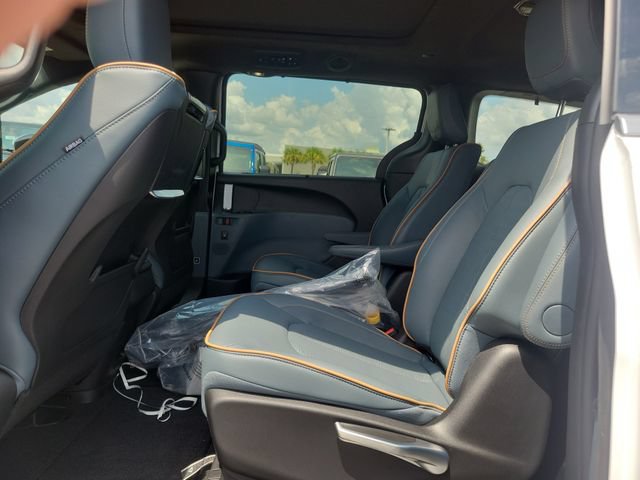 New 2027 Chrysler Pacifica Pinnacle w/ Theater Group FWD image 8
