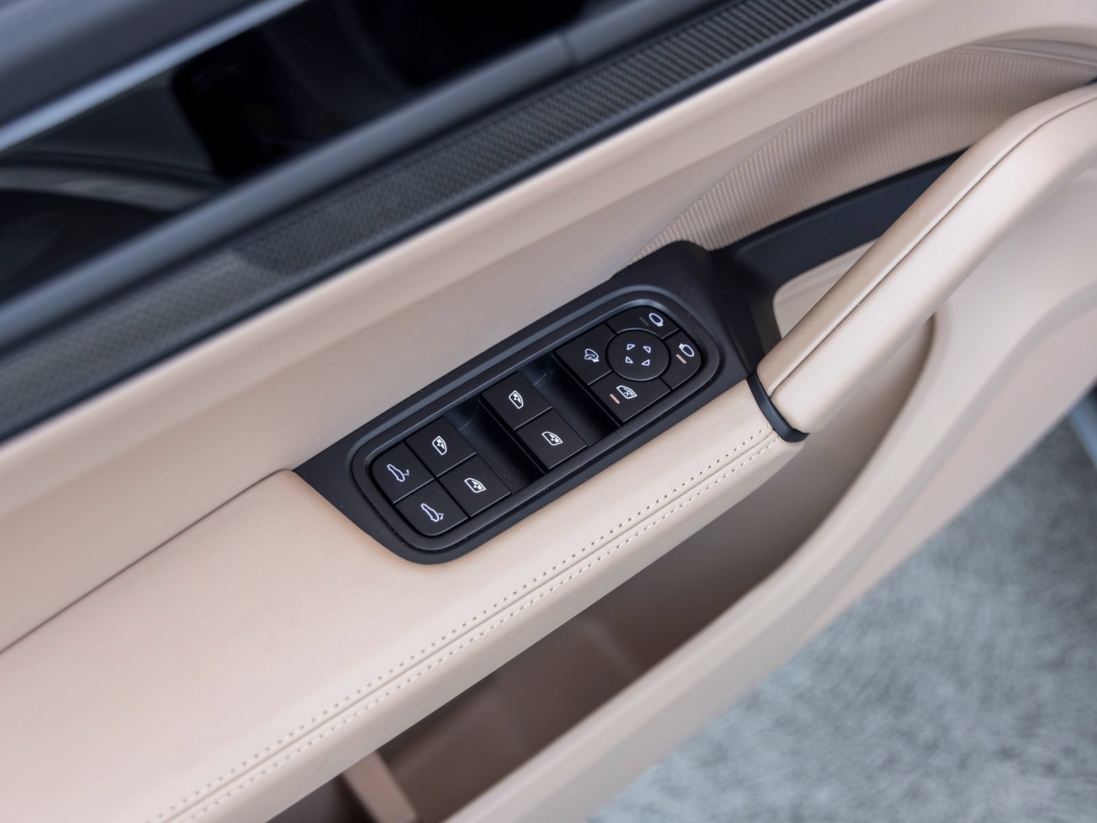 Certified 2025 Porsche Cayenne GTS AWD/4WD image 29