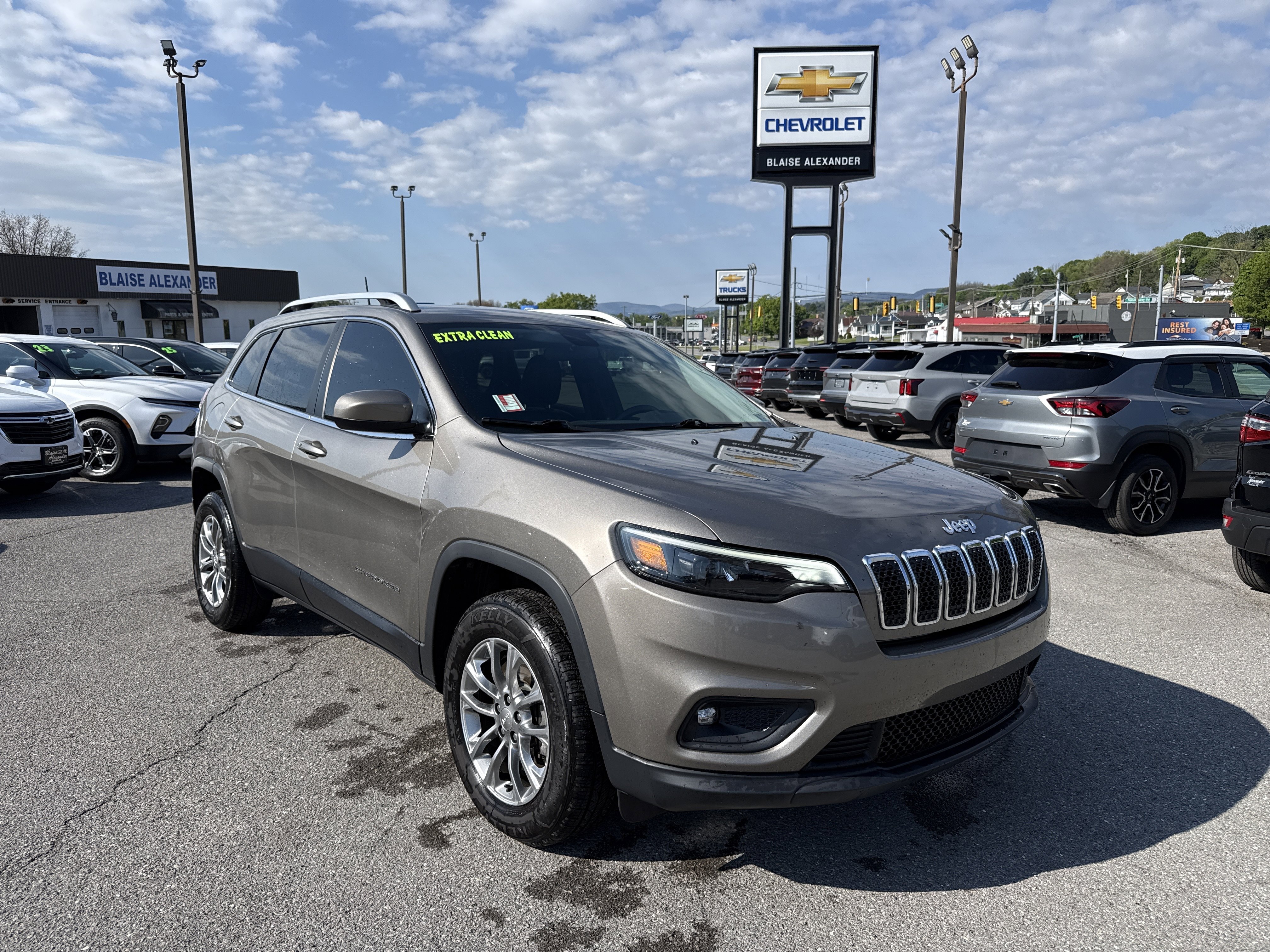 Used 2019 Jeep Cherokee Latitude Plus w/ Cold Weather Group AWD/4WD image 1