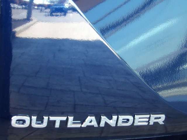 New 2025 Mitsubishi Outlander SE image 8