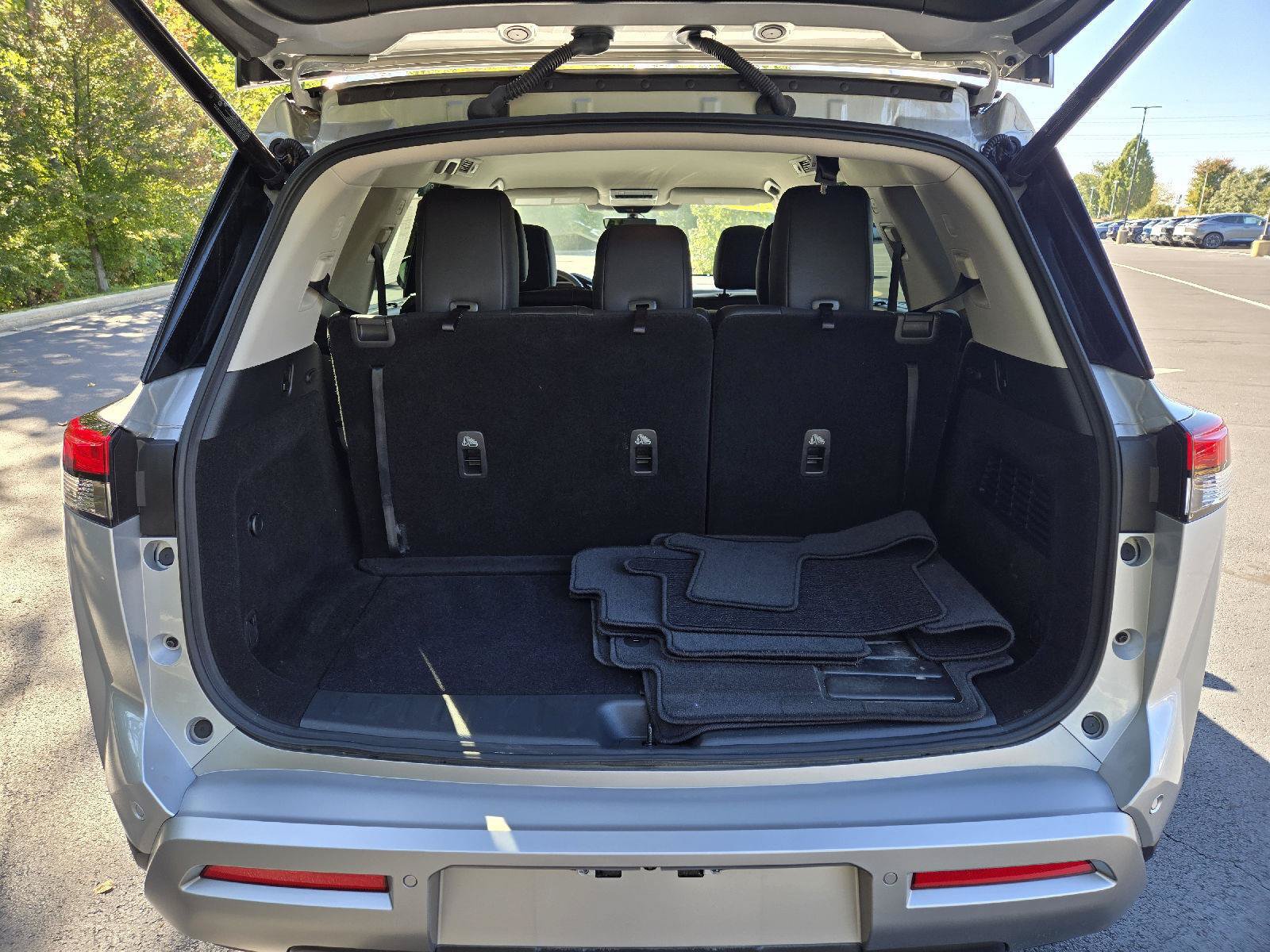 Used 2025 Nissan Pathfinder SL AWD/4WD image 9
