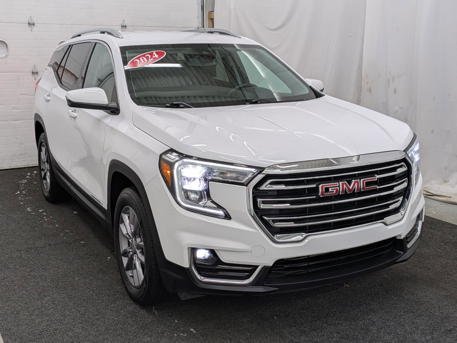 Used 2024 GMC Terrain SLT image 16