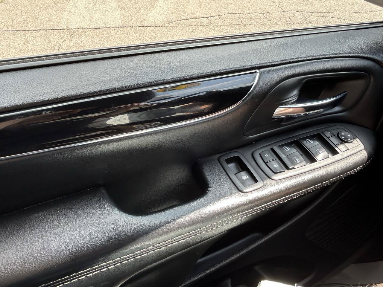 Used 2018 Dodge Grand Caravan SE FWD image 25