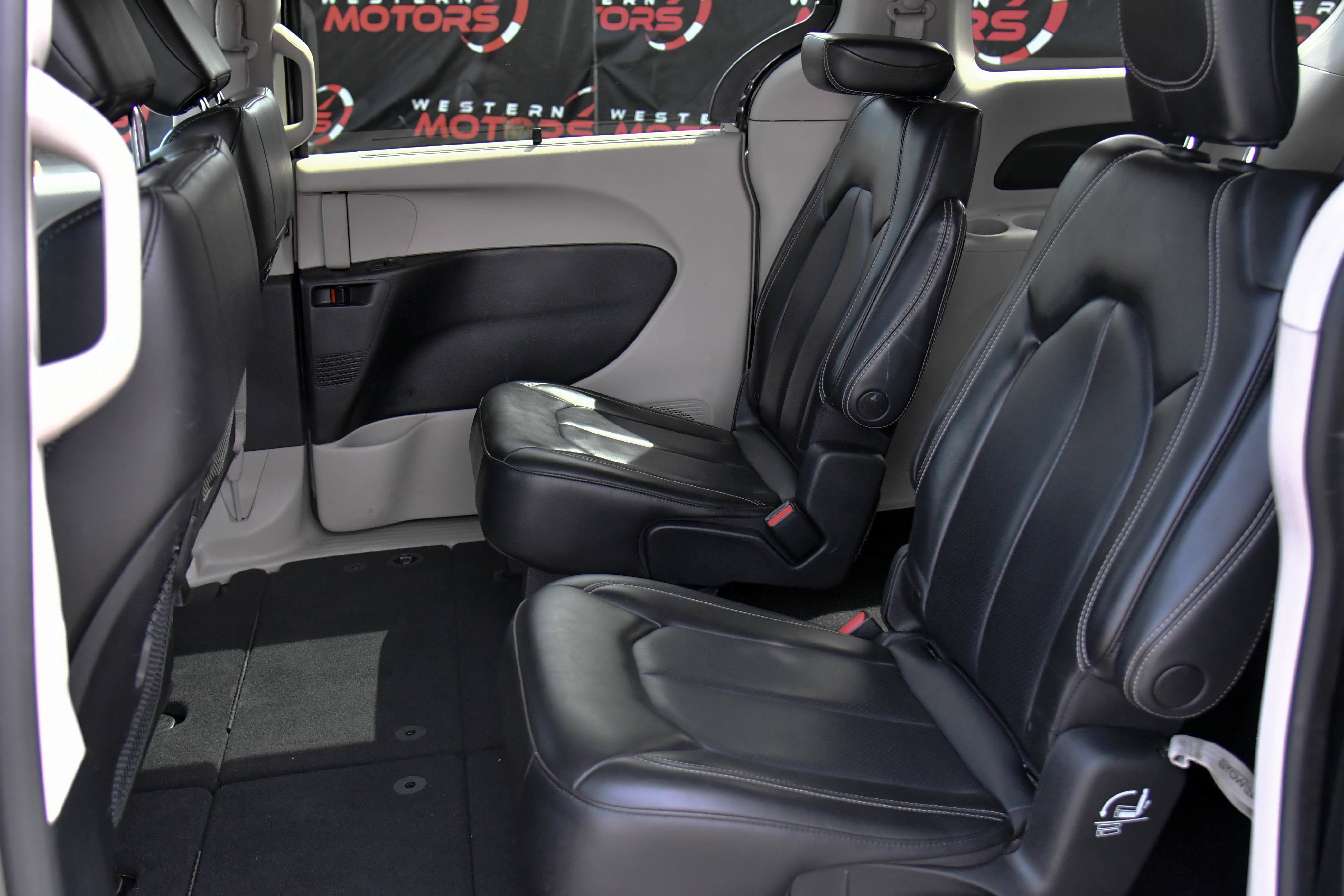 Used 2023 Chrysler Pacifica Touring-L FWD image 37