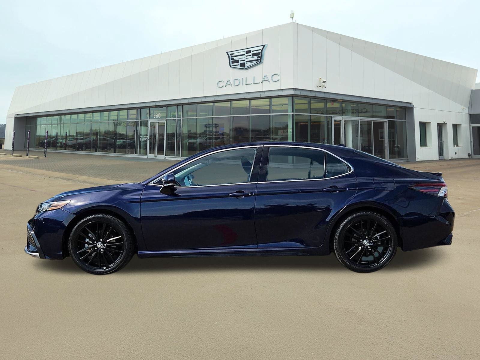 Used 2022 Toyota Camry XSE FWD image 3